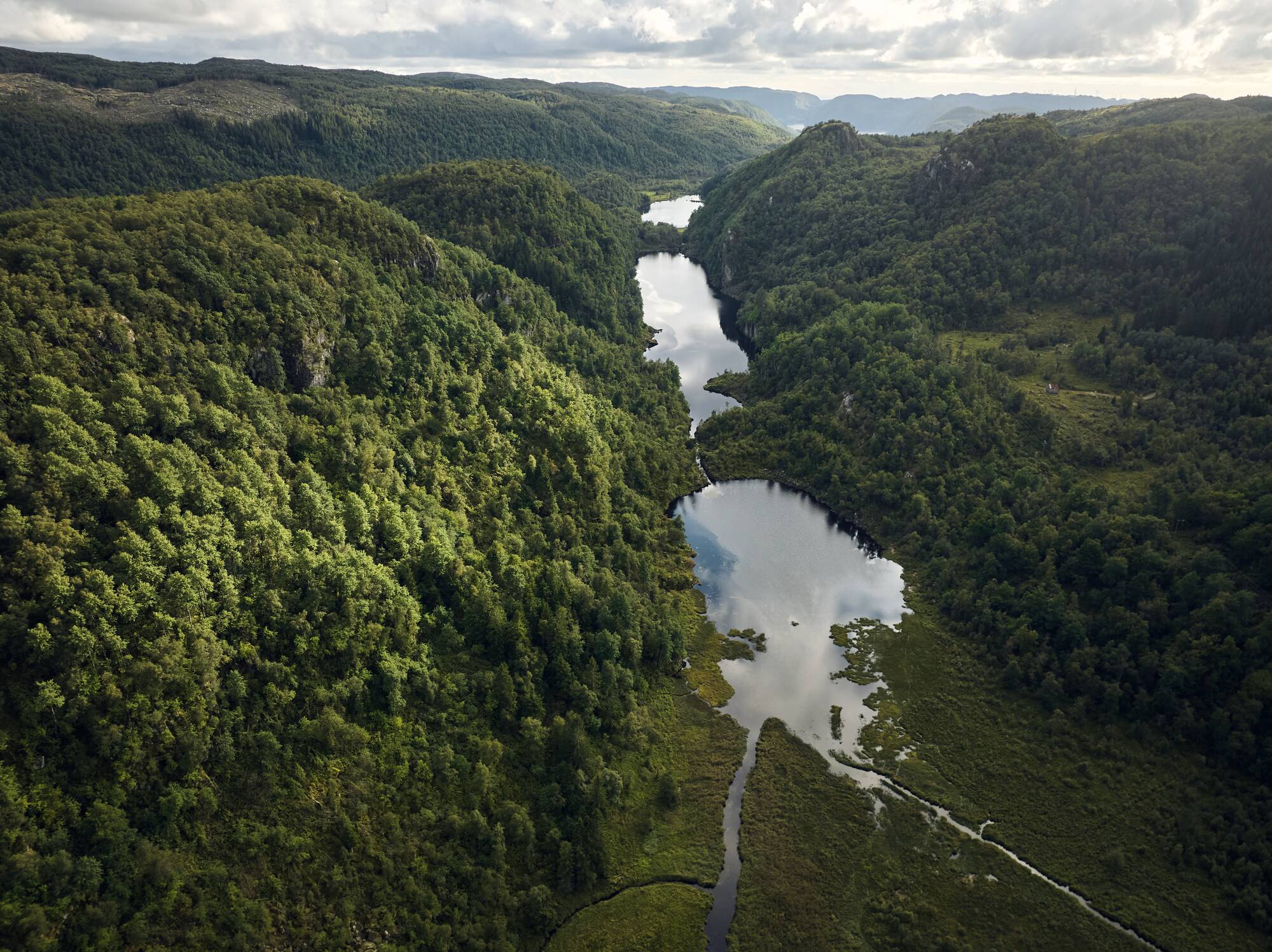 Bild på höga berg och djupa dalar